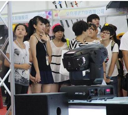 CPL2013现场图集:DotA比赛令妹纸驻足观看 CPL2013现场图集:DotA比赛令妹纸驻足观看