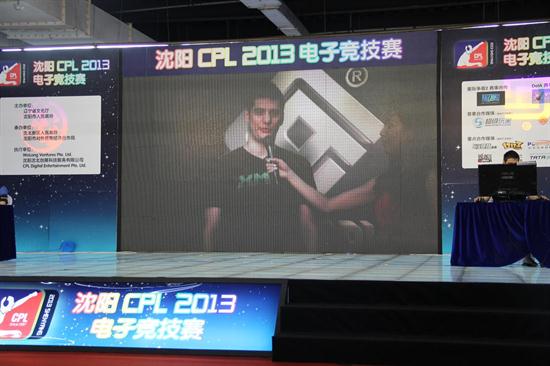CPL2013现场图集:DotA比赛令妹纸驻足观看 CPL2013现场图集:DotA比赛令妹纸驻足观看