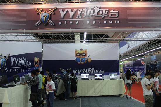 CPL2013现场图集:DotA比赛令妹纸驻足观看 CPL2013现场图集:DotA比赛令妹纸驻足观看