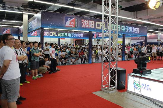 CPL2013现场图集:DotA比赛令妹纸驻足观看 CPL2013现场图集:DotA比赛令妹纸驻足观看