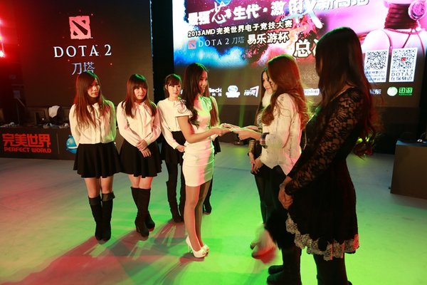 DOTA2梦想进发 EGL总决赛美女现场拜师职业战队