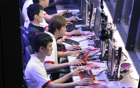新华日报：电竞不易 专业性堪比大学教授
