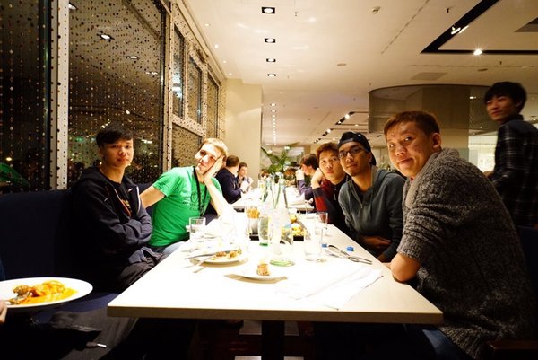 中国队平安抵达法兰克福，群星亮相招待晚宴