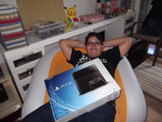 真土豪！这位就是第一个买PS4的巴西人