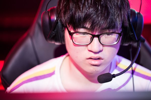 季后赛首战OMG大战M3 打野对决成关键