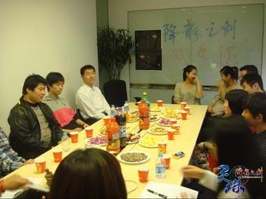 图片: 图1-玩家会议室讨论.jpg