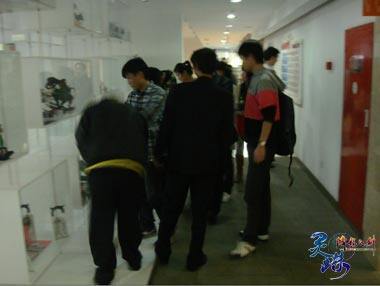 图片: 图3-玩家参观完美世界公司.jpg