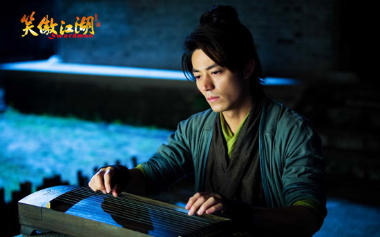 《笑傲江湖》剧照 霍建华版令狐冲潇洒抚琴