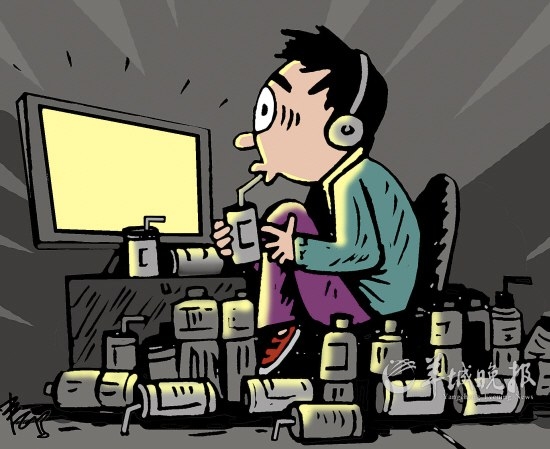 男子网吧通宵玩游戏后双臂无法上抬