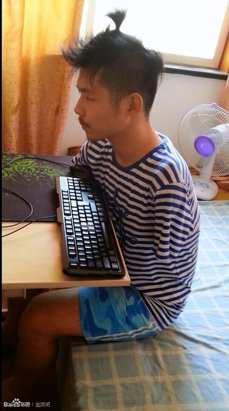 隐形的翅膀无臂男孩讲述用脚玩剑灵