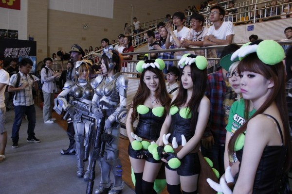 高校联赛现场刀锋女王与毒爆虫Cosplay