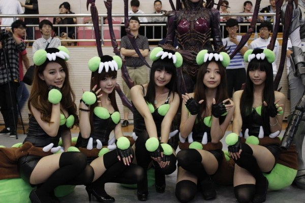 高校联赛现场刀锋女王与毒爆虫Cosplay