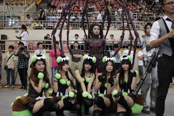 高校联赛现场刀锋女王与毒爆虫Cosplay