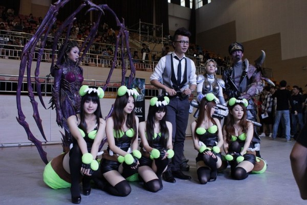 高校联赛现场刀锋女王与毒爆虫Cosplay