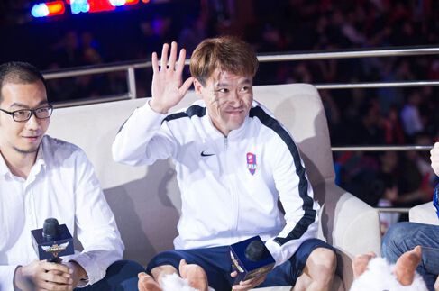 传统体育与电竞结合 前国脚携妻女观LOL