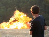 败家50万!国外COD玩家自制遥控小车炸飞奥迪