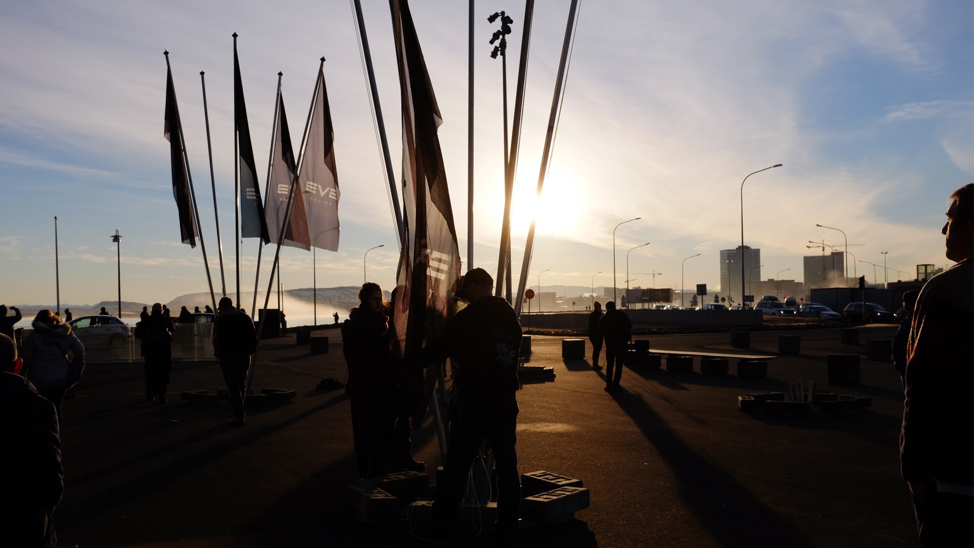 在EVE 2015Fanfest举办地，冰岛首都雷克雅未克的Harpa中心，迎着初升的太阳，工作人员正在升起EVE的旗帜。就在这一天，来自中国晨曦服务器的COA战队，将迎战宁静服战队。晨曦到来之时，必将打破宁静。