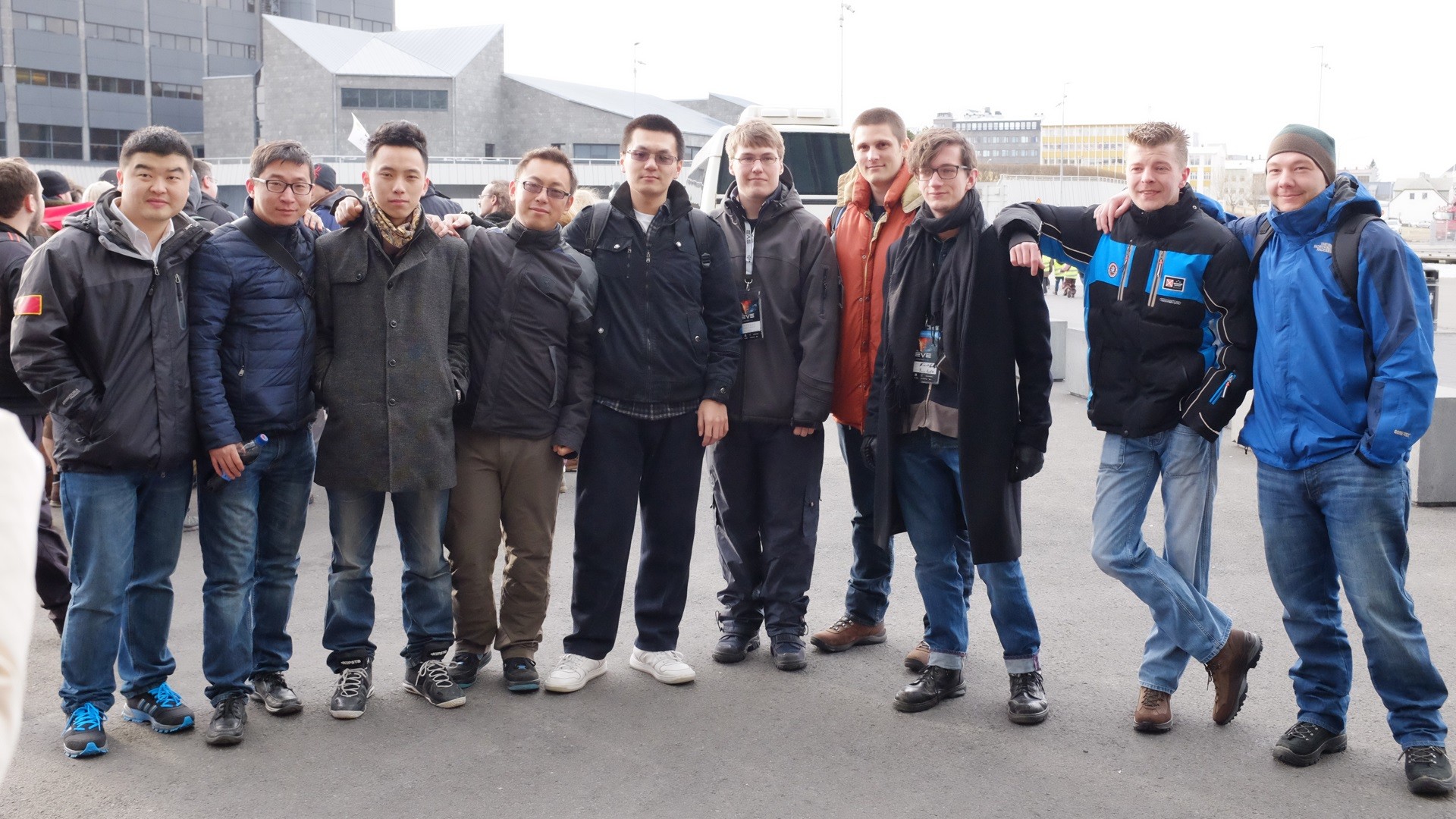 开赛两天前，两支队伍的全部成员第一次在Harpa中心碰面。每个人脸上都透着轻松。这是EVE历史上的第一次来自两个不同宇宙的战队的直接碰撞。两天之后的比赛，将彻底改写EVE的历史，中国战队也将在世界的舞台上赢得尊重。而就在碰面不久，一个欧服玩家问COA的成员：你们做好准备摧毁宁静了吗？