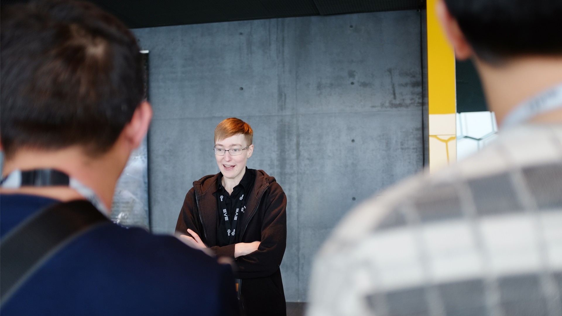 这位看起来非常帅气的女生，是EVE的执行制作人Andie，她代表CCP欢迎了来自中国的玩家们。你很难想象一个充满钢铁、机械，如此男性化的游戏，站在这一切背后的是一个女生。