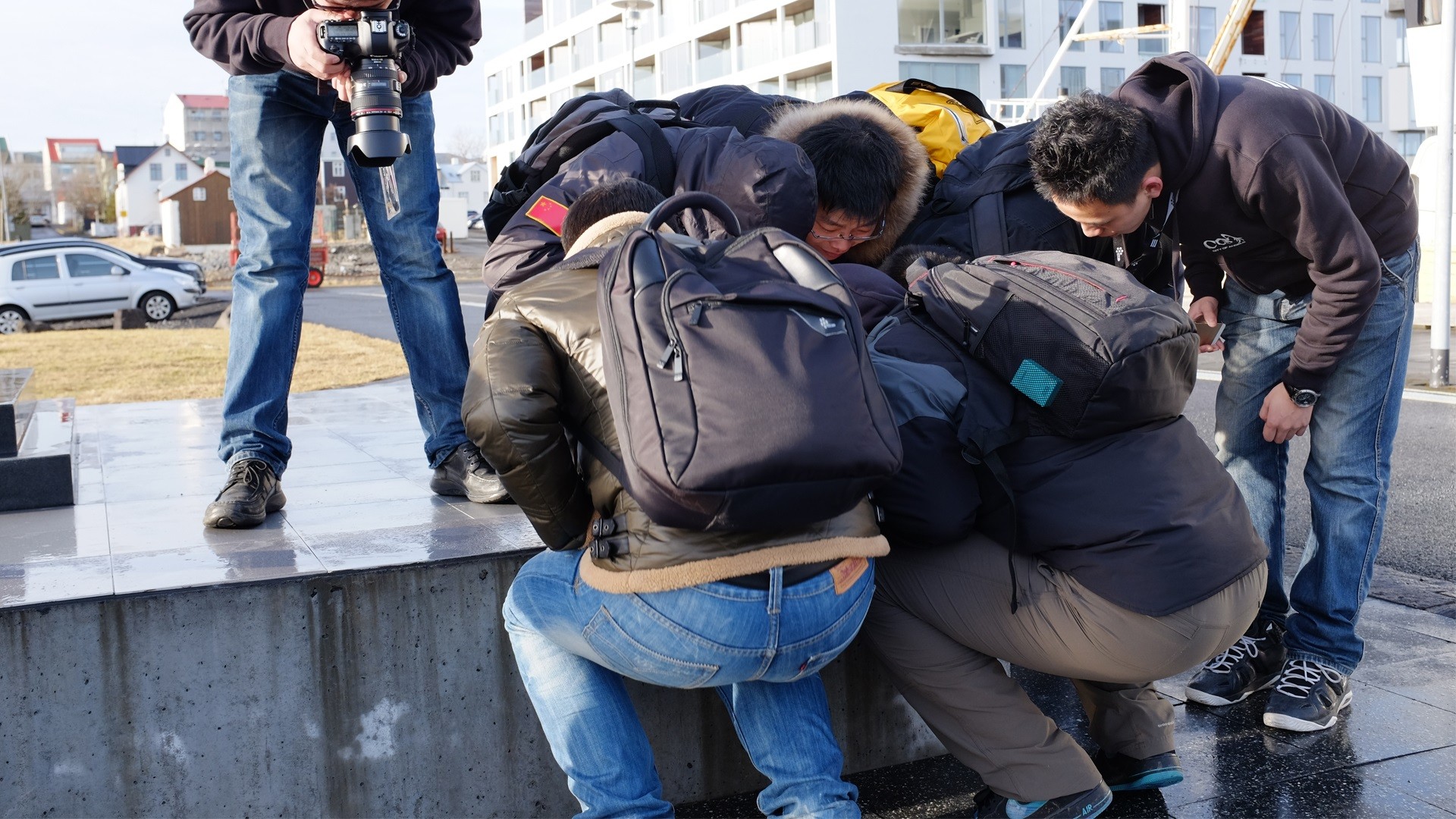 如果你是EVE玩家，你到了冰岛第一件事一定是去看看EVE玩家纪念碑，找一找你的名字究竟在什么地方。COA的成员们也不例外。密密麻麻的玩家名，找起来其实相当费劲，但真的没有一款游戏在自己国家的首都，为全世界的玩家立起一座纪念碑。