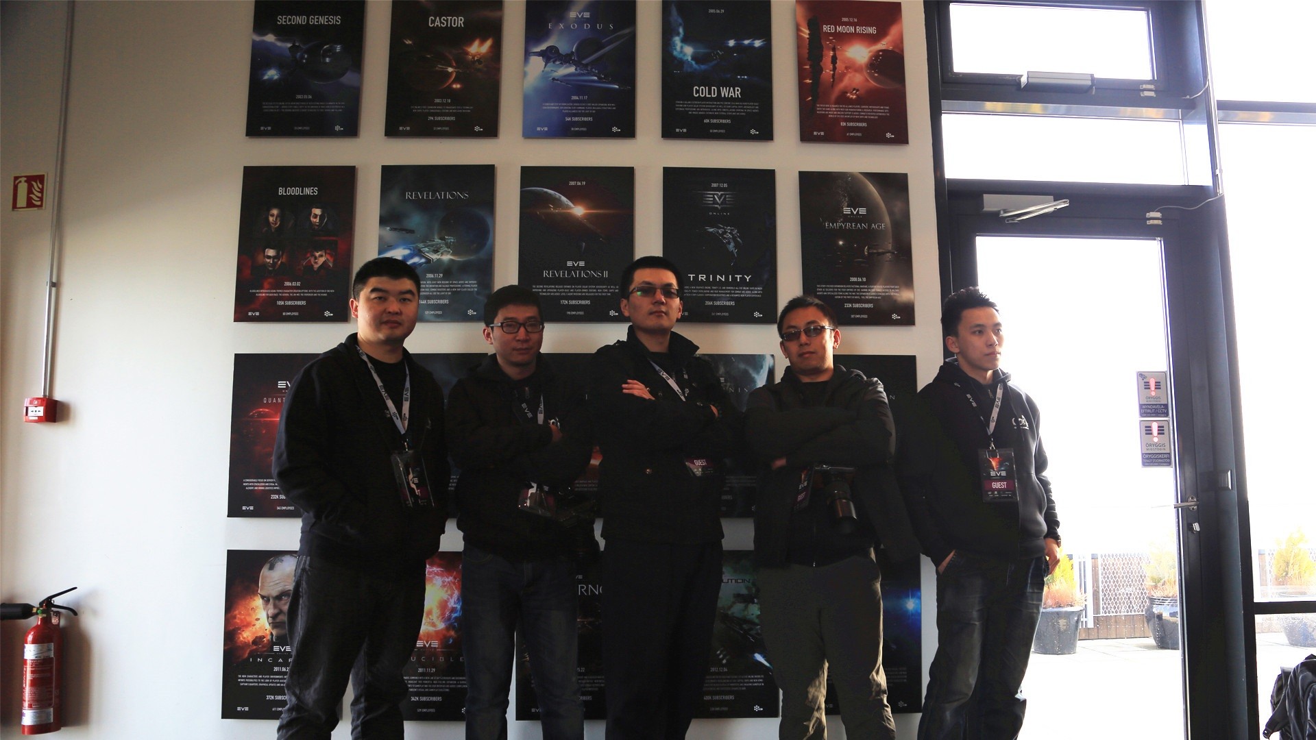 到了CCP总部，这一面墙是必须拍照合影的地方。EVE从诞生至今，所有的资料片海报都贴在上面。随着从去年开始CCP加快了EVE资料片的开发速度，很快，这面墙就要不够用了。