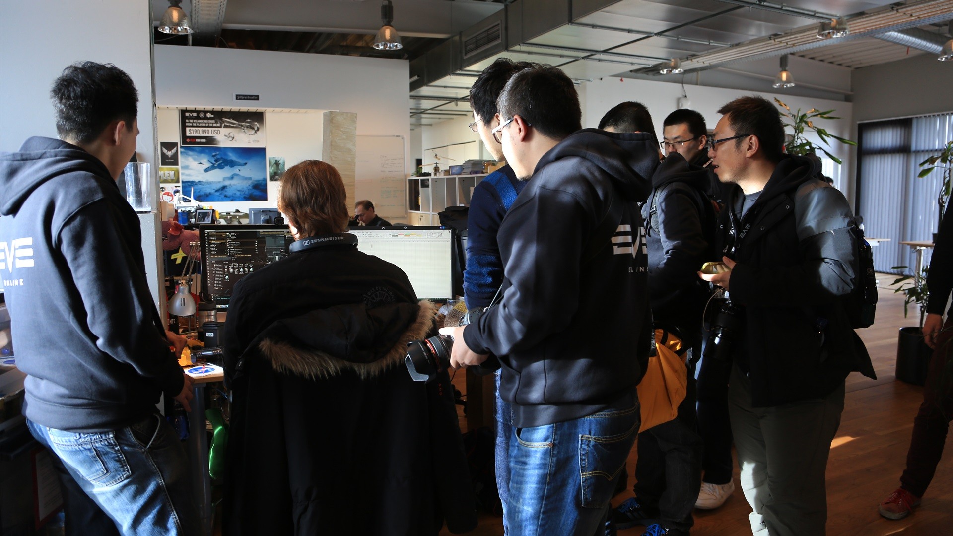 CCP负责比赛的工作人员，正在为COA成员配船，所有队员非常认真的提问和查看，以避免出现哪怕一点错误，从昨天与CCP工作人员的第一次碰面开始，他们就不断提出对于比赛的疑问和建议。