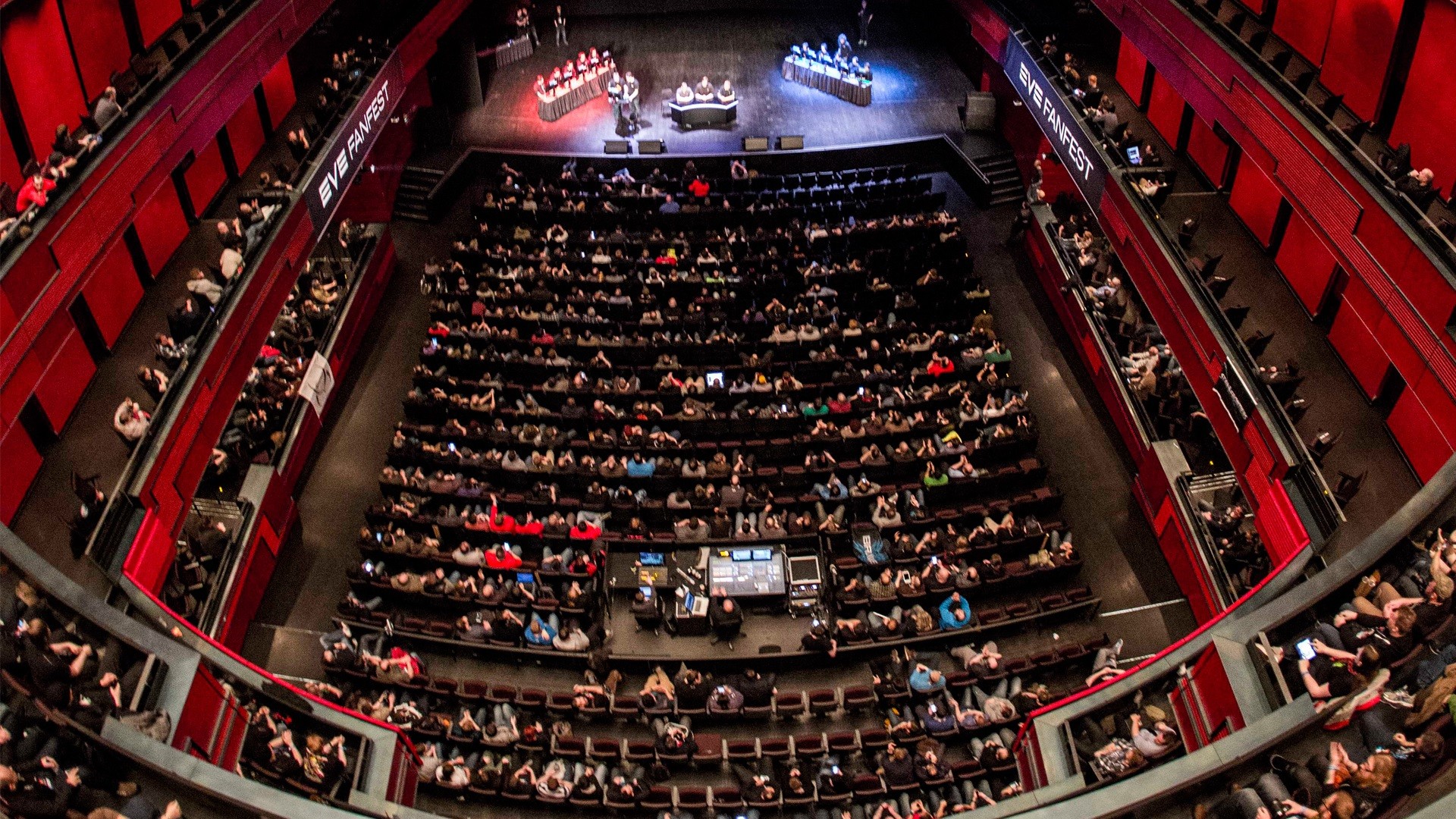 如果你没有身临其境，你很难想象EVE玩家的狂热，EVE没有世界上最多的玩家群，但狂热程度绝不亚于任何游戏。比赛还未开始，Harpa中心最大的剧场已经几乎坐满。现场此起彼伏地喊着“宁静”。