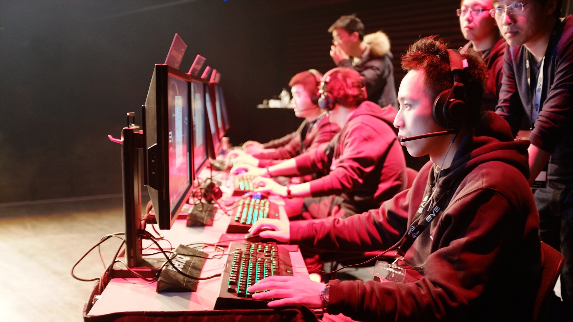 比赛即将开始，不熟悉的键盘鼠标，不熟悉的音乐……被掩盖在嘈杂现场中的加油声。这是欧服的主场，每一个在现场的中国玩家都能感受到。无形的压力正在增长。