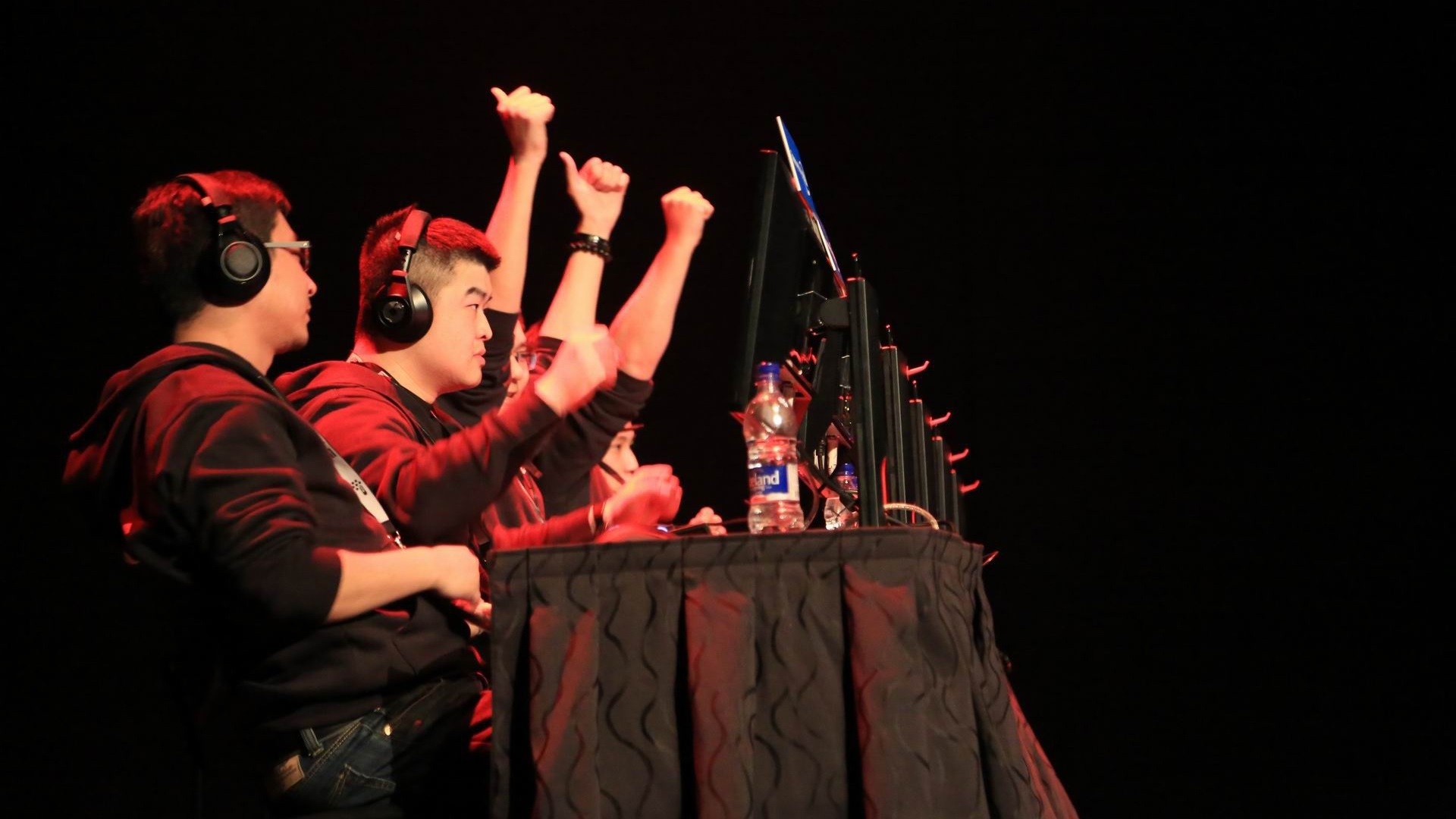 但COA并没有准备这么写剧本，第一局在开局劣势的情况下，依靠最后的结构抗，完成绝地反击。给宁静服当头一棒。而此刻在中国，因为在第一局比赛中，台风级在比赛中的出色表现。国服市场中台风级迅速被卖空。