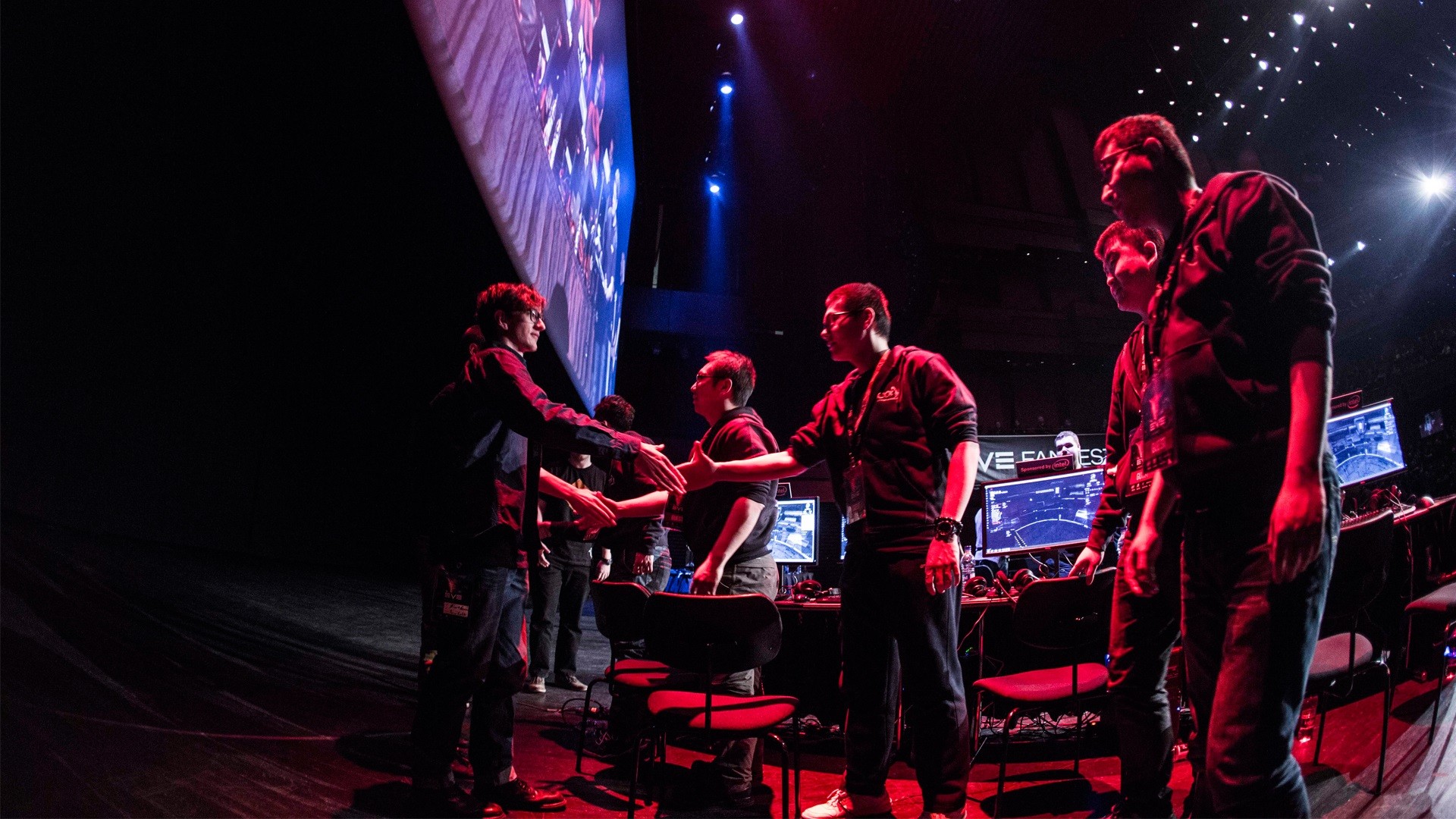 第二次，两支队伍站在一起。而台下已经不仅仅是单一的宁静服的支持者，凭借第一局的出色表现，COA征服了欧服玩家。在回到驻地的路上，无数擦肩而过的欧服玩家，都会振臂喊道：晨曦。比分定格在1:3。