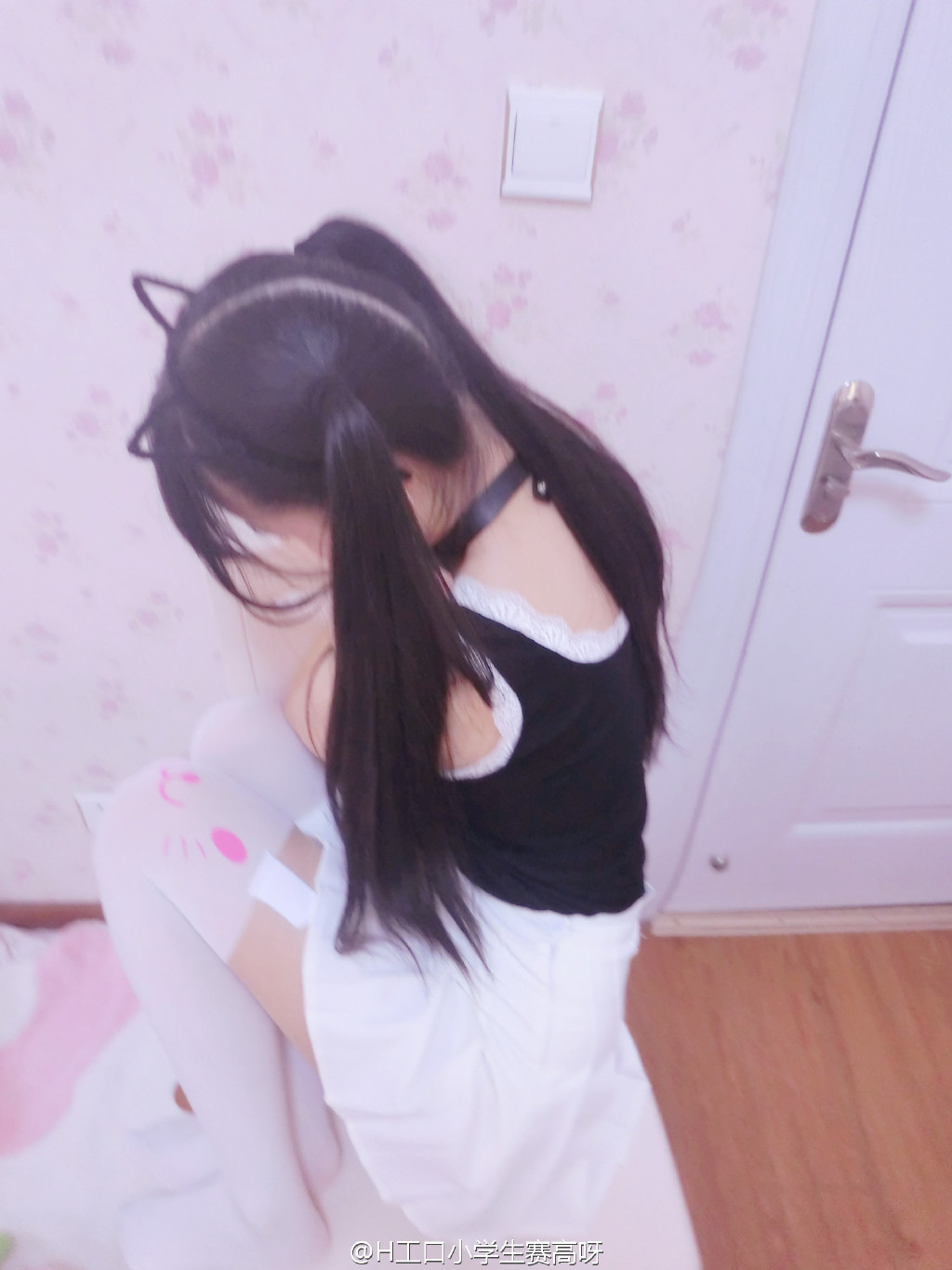 工口小学生直播秀白丝美腿 尺度太大被封房