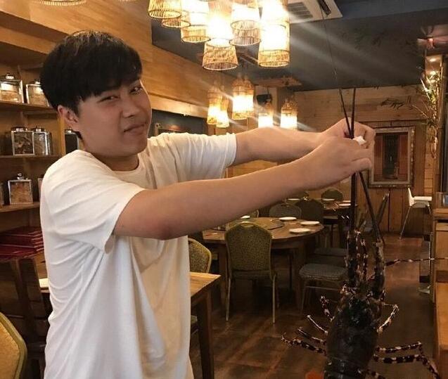 马屁飞公开嘲讽卢本伟太丑 55开回复让人震惊!