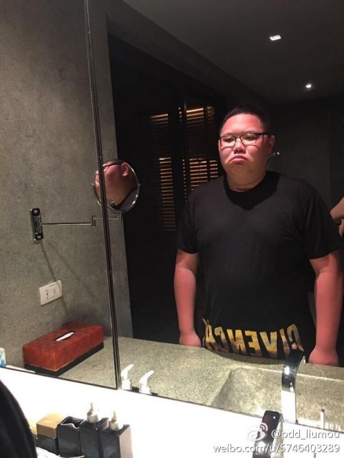 pdd晒老婆年轻时"床照":贼可爱!被俘虏