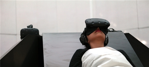 身披白色床单 VR版《美国恐怖故事》太逼真