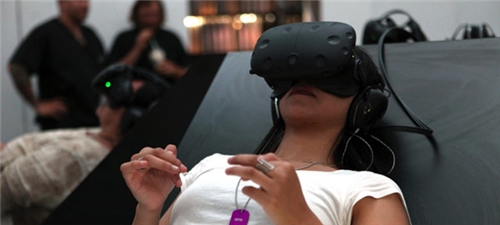 身披白色床单 VR版《美国恐怖故事》太逼真