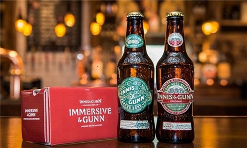 看着VR视频喝啤酒 享受不一样的醇香滋味