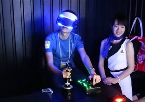 VR两重天:硬件火遍全球 项目估值缩水严重